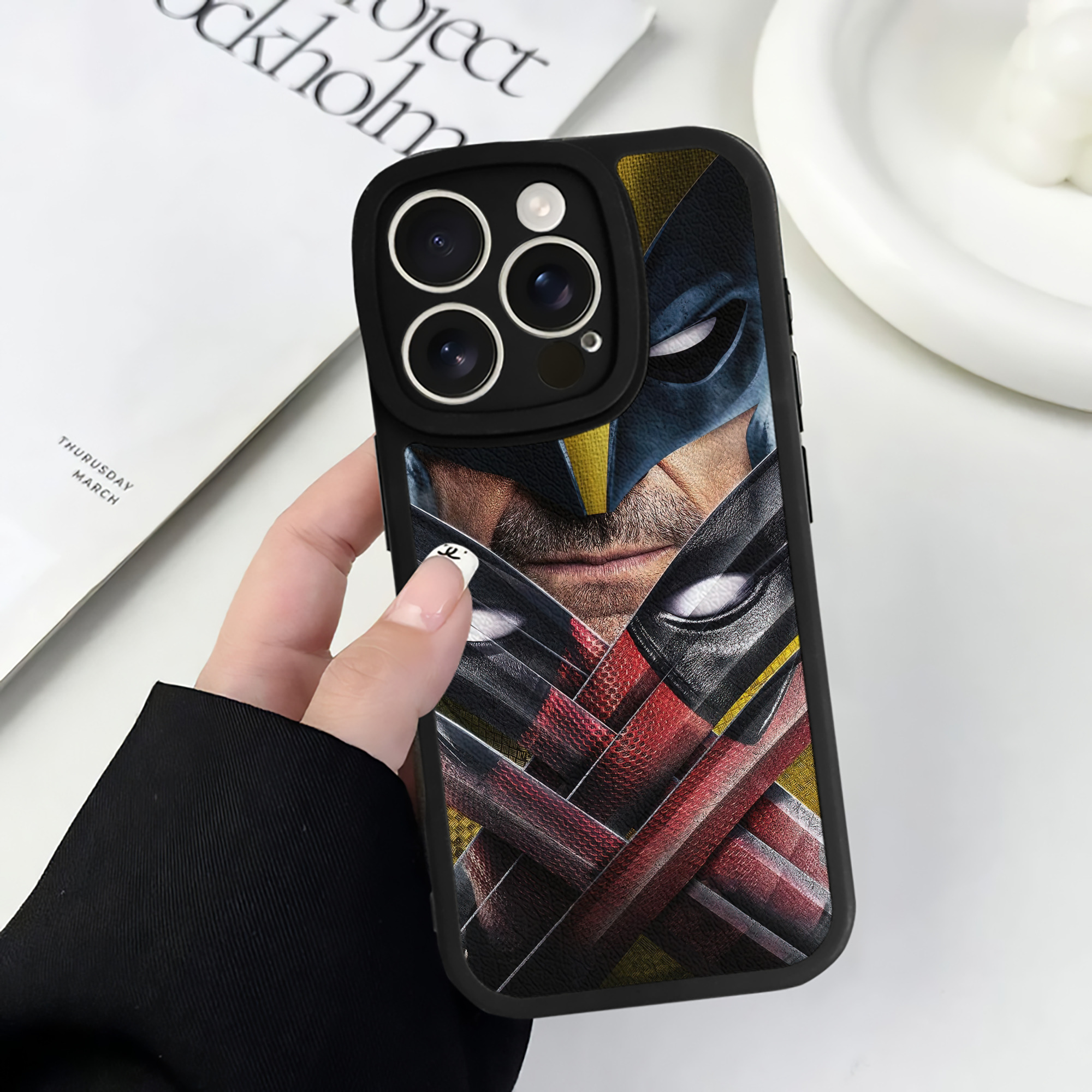 （画像用） Deadpool デッドプール 【iPhone 16シリーズ対応】シリコンスマホケース（レザー調） 材質：シリコン